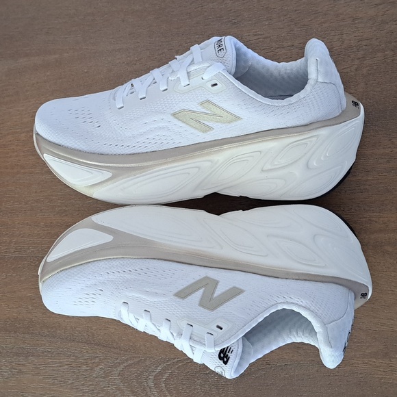 New Balance Fresh Foam x More V5 Sneaker - Color: White - Size: Women 6.5 - Picture 6 of 9